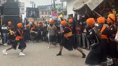 Firozabad News, फिरोजाबाद शहर शिकोहाबाद। सरर्वस दानी गुरु गोविंद सिंह महाराज के प्रकाश पर्व को समर्पित शिकोहाबाद की समूह साध संगत के विशेष सहयोग से विशाल नगर कीर्तन यात्रा निकाली गई। इसमें सिख समाज के युवा, बुजुर्ग, महिला और बच्चे शामिल हुए। नगर कीर्तन में आधा दर्जन झांकिया भी शामिल की गईं। जिसमें सिख समाज के महापुरुषों के चित्र रखे हुए थे। नगर संकीर्तन का नगर में जगह-जगह स्वागत किया गया। युवाओं ने स्टेट बैंक चौराहे पर हेरतअंगेज करतब दिखा कर लोगों को मंत्रमुग्ध कर दिया।