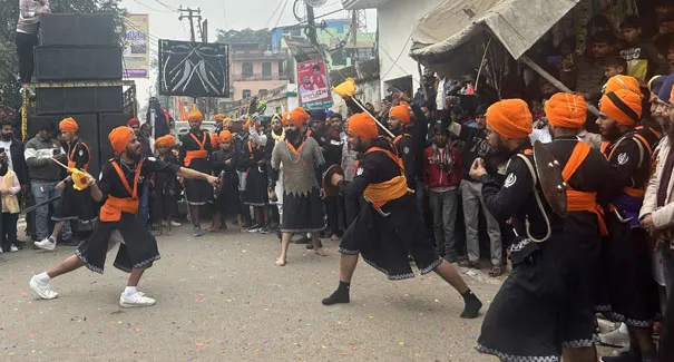 शिकोहाबाद: गुरु गोविंद सिंह के प्रकाश पर्व पर निकाला गया नगर संकीर्तन 1 Firozabad News, धार्मिक कार्यक्रम, शिकोहाबाद शिकोहाबाद। सरर्वस दानी गुरु गोविंद सिंह महाराज के प्रकाश पर्व को समर्पित शिकोहाबाद की समूह साध संगत के विशेष सहयोग से विशाल नगर कीर्तन यात्रा निकाली गई। इसमें सिख समाज के युवा, बुजुर्ग, महिला और बच्चे शामिल हुए। नगर कीर्तन में आधा दर्जन झांकिया भी शामिल की गईं। जिसमें सिख समाज के महापुरुषों के चित्र रखे हुए थे। नगर संकीर्तन का नगर में जगह-जगह स्वागत किया गया। युवाओं ने स्टेट बैंक चौराहे पर हेरतअंगेज करतब दिखा कर लोगों को मंत्रमुग्ध कर दिया।