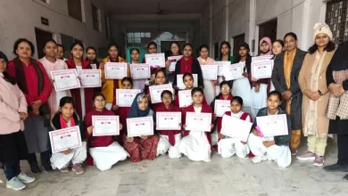 फिरोजाबाद: काव्य पाठ में रिया तिवारी ने मारी बाजी 10 फिरोजाबाद शहर फिरोजाबाद। महात्मा गांधी बालिका पी.जी के हिंदी विभाग द्वारा काव्य पाठ प्रतियोगिता का आयोजन किया गया। प्राचार्या डॉ प्रियदर्शनी उपाध्याय ने मॉ सरस्वती के चित्र के समझ दीप प्रज्जवलन कर कार्यक्रम का शुभारम्भ किया। कबीर, तुलसी, सुभद्रा कुमारी चौहान, महादेवी वर्मा एवं रामधारी सिंह दिनकर आदि कवियों की कविताओं के साथ-साथ स्वरचित कविताओं का सस्वर वाचन पाठ किया गया। निर्णायक मंडल में कीर्ति, डॉ प्रीति सिंह पटेल, डॉ दीपा कनौजिया रही। डॉ प्रीति सिंह पटेल, डॉ दीपा कनौजिया ने छात्राओं को विश्व हिंदी दिवस के बारे में जानकारी दी। कीर्ति ने हिंदी भाषा के विकास एवं प्रचार प्रसार के लिए छात्राओं को जागरूक किया। कार्यक्रम की संयोजिका डॉ संध्या द्विवेदी, सहसंयोजिका मोनिका, डॉ प्रिया डॉ संध्या द्विवेदी ने छात्राओं को प्रतियोगिताओं में प्रतिभाग करने हेतु प्रोत्साहित किया। काव्य पाठ प्रतियोगिता में रिया तिवारी प्रथम, हिमानी द्वितीय, मनस्वी तृतीय स्थान पर रही।