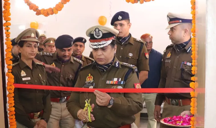 फिरोजाबाद: थाना दक्षिण के नए भवन का एडीजी, डीआईजी ने किया उद्घाटन 1 Firozabad News, फिरोजाबाद शहर फिरोजाबाद। नगर के थाना दक्षिण, पुलिस मुख्यालय में यातायात लाइंस, परिवार परामर्श केंद्र के नवनिर्मित भवनों का भव्य शुभारंभ किया गया। एडीजी, डीआईजी, एसएसपी ने संयुक्त रूप से फीता काटकर, हवन-पूजन कर नए भवन का शुभारम्भ किया। थानें में समस्त कामकाज अब नए और आधुनिक सुविधाओं से युक्त भवन में संचालित किये जाएंगे।