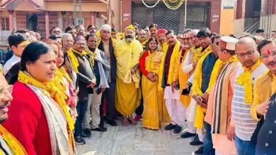 Firozabad News, फिरोजाबाद शहर फिरोजाबाद। नगर में होने वाले 1108 कुंडीय मृत्युंजय मां पीतांबरा महायज्ञ की सफलता के लिए वेद भगवान की यात्रा का शुभारम्भ किया गया। यात्रा जनपद के शहरी व ग्रामीण क्षेत्रों में भ्रमण करते हुए जनजागरण करेंगी।  राज राजेश्वरी कैला देवी मंदिर से शुक्रवार को वेद भगवान की यात्रा का शुभारम्भ मॉ पीताम्बरा के पीठाधीश्वर रामदास महाराज, सदर विधायक मनीष असीजा, महापौर कामिनी राठौर ने संयुक्त रूप से किया। रामदास महाराज ने बताया कि 1108 कुंडीय मृत्युंजय मां पीतांबरा महायज्ञ 6 से 17 मार्च तक चलेगा। मातृशक्ति कलश यात्रा 7 मार्च को निकाली जाएगी। यात्रा विभिन्न मार्गो से होती हुई गोपाल आश्रम में पहुंची। मार्ग में पुष्प वर्षा कर स्वागत किया। यात्रा मार्ग भक्ति गीतों, मंत्रोच्चार और जयघोष से गूंज उठा। महायज्ञ में देश, प्रदेश से संत-महात्माओं का आगमन होगा। प्रतिदिन धार्मिक अनुष्ठान, प्रवचन होंगे। शनिवार को राधाकृष्ण मंदिर से यात्रा निकाली जायेगी। यात्रा में भाजपा महानगर अध्यक्ष डा सतीश दिवाकर, धर्मेन्द्र शर्मा, नानक चंद्र अग्रवाल, प्रदीप टंडन, अनुपम शर्मा, रामनरेश कटारा, पूनम शर्मा, पवन गुप्ता, दीपक गुप्ता, सत्यवीर गुप्ता, हरिओम वर्मा, प्रमोद राजौरिया, रमाकांत उपाध्याय, देवब्रत पांडे, निशांत मिश्रा, प्रशांत अग्रवाल आदि मौजूद रहे।