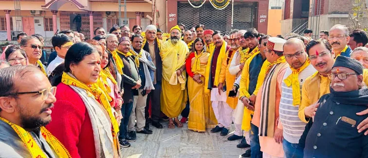 फिरोजाबाद: 1108 कुंडीय मृत्युंजय महायज्ञ के लिए वेद भगवान की यात्रा का हुआ शुभारम्भ 1 Firozabad News, धार्मिक कार्यक्रम, फिरोजाबाद शहर फिरोजाबाद। नगर में होने वाले 1108 कुंडीय मृत्युंजय मां पीतांबरा महायज्ञ की सफलता के लिए वेद भगवान की यात्रा का शुभारम्भ किया गया। यात्रा जनपद के शहरी व ग्रामीण क्षेत्रों में भ्रमण करते हुए जनजागरण करेंगी। राज राजेश्वरी कैला देवी मंदिर से शुक्रवार को वेद भगवान की यात्रा का शुभारम्भ मॉ पीताम्बरा के पीठाधीश्वर रामदास महाराज, सदर विधायक मनीष असीजा, महापौर कामिनी राठौर ने संयुक्त रूप से किया। रामदास महाराज ने बताया कि 1108 कुंडीय मृत्युंजय मां पीतांबरा महायज्ञ 6 से 17 मार्च तक चलेगा। मातृशक्ति कलश यात्रा 7 मार्च को निकाली जाएगी। यात्रा विभिन्न मार्गो से होती हुई गोपाल आश्रम में पहुंची। मार्ग में पुष्प वर्षा कर स्वागत किया। यात्रा मार्ग भक्ति गीतों, मंत्रोच्चार और जयघोष से गूंज उठा। महायज्ञ में देश, प्रदेश से संत-महात्माओं का आगमन होगा। प्रतिदिन धार्मिक अनुष्ठान, प्रवचन होंगे। शनिवार को राधाकृष्ण मंदिर से यात्रा निकाली जायेगी। यात्रा में भाजपा महानगर अध्यक्ष डा सतीश दिवाकर, धर्मेन्द्र शर्मा, नानक चंद्र अग्रवाल, प्रदीप टंडन, अनुपम शर्मा, रामनरेश कटारा, पूनम शर्मा, पवन गुप्ता, दीपक गुप्ता, सत्यवीर गुप्ता, हरिओम वर्मा, प्रमोद राजौरिया, रमाकांत उपाध्याय, देवब्रत पांडे, निशांत मिश्रा, प्रशांत अग्रवाल आदि मौजूद रहे।