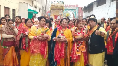 धार्मिक कार्यक्रम फिरोजाबाद। श्रीमद्भागवत कथा की मंगल कलश यात्रा गाजे-बाजेे के साथ निकाली गई। कलश यात्रा में सौभाग्यवती महिलाऐं सिर पर मंगल कलश धारण कर चल रही। कलश यात्रा का मार्ग में पुष्प वर्षा कर स्वागत किया गया।  कलश यात्रा का शुभारम्भ उपसभापति विजय शर्मा ने हरी झंडी दिखाकर किया। कलश यात्रा शिवनगर स्थित दुर्गा मंदिर से प्रारम्भ हुई, जो कि बर्फखाना चौराहा, सेंट्रल चौराहा होते हुए तुलसी पैलेस में पहुंची। कथा वाचक पदम उपाध्याय ने मंगल कलशों को कथा पंडाल में विधि-विधान से स्थापित कराया। यात्रा में मुख्य आयोजक अशोक कुमार अग्रवाल, शशि अग्रवाल, नीतू शर्मा, सुधीर अग्रवाल, देवांश शर्मा, सुजल शर्मा, गौरव मित्तल, मधु अग्रवाल, आरती अग्रवाल, सचिन अग्रवाल, विनोद मित्तल, संजय अग्रवाल, अश्वनी महेश्वरी, राखी अग्रवाल आदि मौजूद रहे।